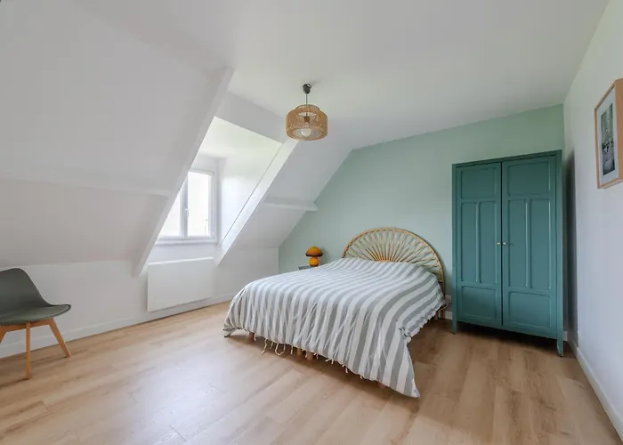 Blue Villa Near Disneyland Paris